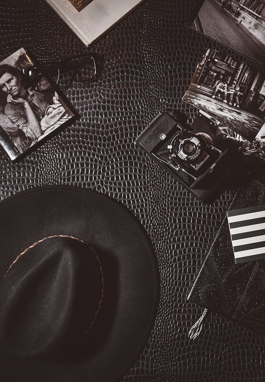 Fotoaparát, vedle, Černá, čepice, fotografie ve stupních šedi, fedora klobouk, zarámovaný, brýle, pozemní kamera, na vrchu, kůže, povrch, fotografie, rezervovat, flatlay, staromódní, vysoký úhel pohledu, uvnitř, nikdo, detail, den, stálý život, stůl, pero, textil, oblečení, technologie, kov, kontejner, móda, přímo nad, fotografická témata, hudba, kuchyňské nádobí, box, 5K