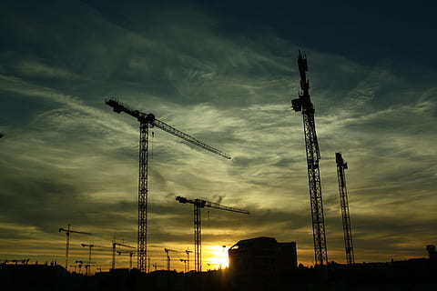silhueta, guindastes, branco, nuvens, construção, construindo, local de construção, indústria, céu, nuvem - céu, indústria de construção, máquinas, guindaste - maquinaria de construço, por do sol, desenvolvimento, arquitetura, natureza, ninguém, máquinas de construção, visão de baixo ângulo, estrutura construída, alto - alto, equipamento de construção, exterior do edifício, ao ar livre, 4K, CC0, domínio público, royalty free