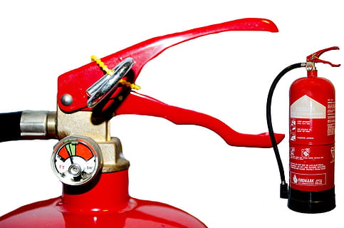 rot, Feuerlöscher, Weiß, Oberfläche, Alarm, Stapel, Verbrennung, klar, Ausschnitt, Container, Achtung, Verteidigung, Ablösung, Notfall, Ausrüstung, auslöschen, Feuer, Feuerwehrmann, Feuerstein, Flamme, brennbar, Schaum, Treibstoff, Benzin, Gruppe, Hitze, Hilfe, heiß, industriell, entflammbar, weißer Hintergrund, ausgeschnitten, keine Leute, drinnen, Nahansicht, Metall, Technologie, Studioaufnahme, Benzinpumpe, Maschinen, Griff, Kraftstoff- und Stromerzeugung, Erfrischung, einzelnes Objekt, Flasche, Mann gemacht, 1080P