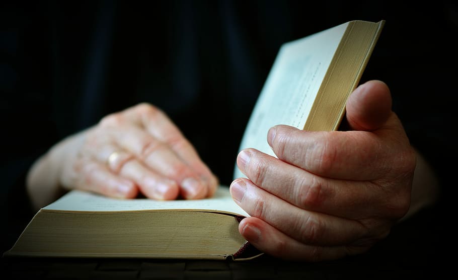 Person Eröffnungsbuch, Hände, Buch, lesen, offenes Buch, Bibel, Literatur, Buchseiten, lernen, Studie, Bildung, Durchsuche, aufgeschlagen, menschliche Hand, Hand, menschliches Körperteil, halten, eine Person, Erwachsene, Aktivität, Papier-, Veröffentlichung, drinnen, Nahansicht, Holz - Material, Religion, studieren, nicht erkennbare Person, schwarzer Hintergrund, Analysieren, 5K