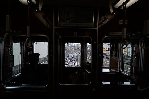 Zuginnenraum, Nahaufnahmen, Zug, Innere, schwarz, U-Bahn, Schiene, Fenster, Tür, Transport, Transportart, Reise, Reiseorte, öffentliche Verkehrsmittel, Fahrzeuginnenraum, Zug - Fahrzeug, Transportmittel, Schienenverkehr, Glas - Material, Personenzug, Fahrzeugsitz, keine Leute, Landfahrzeug, Sitz, transparent, draußen, leeren, Kabine, 4K, CC0, gemeinfrei, lizenzfrei
