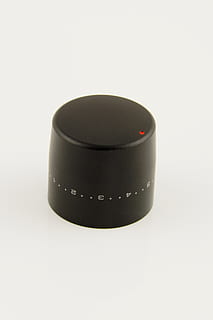 ovladač, objem, knauf, tlačítko, otočné kolo, studio shot, bílé pozadí, vystříhnout, detail, uvnitř, kopie prostor, stálý život, nikdo, jeden objekt, Černá barva, Černá, fotografická témata, kruh, technologie, stůl, geometrický tvar, filmový průmysl, bílá barva, kontejner, umělecká kultura a zábava, 2K, CC0, veřejná doména, bez autorských práv