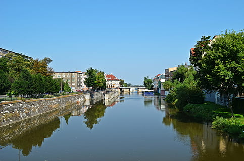 krajobraz, panorama, widok, drzewo, architektura, woda, rzeka, niebo, Polska, Miasto, opole, odra, niebieskie niebo, budynek, wakacje, turystyka, odbicie, zbudowana struktura, na zewnątrz budynku, czyste Niebo, roślina, Natura, niebieski, dzielnica mieszkaniowa, cele podróży, żadnych ludzi, nabrzeże, dom, na dworze, 4K, CC0, domena publiczna, darmowe zdjęcia