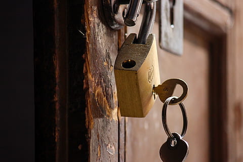 porta, bloqueig, seguretat, vell, rovellat, ferro, fosc, arquitectura, casa, entrada, fusta, clau de metall, cadenat, forat de claus, privadesa, icona, segur, clau, protegir, material de fusta, metall, primer pla, protecció, cap gent, penjant, centrar-se en primer pla, tancat, a l'interior, obert, clauer, pestell, apartament, 2K, CC0, domini públic, lliure de regalies