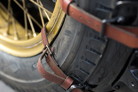 auto, oldtimer, klassisk, runde dans, hjul, læder, kant, gul, sort, dæk, tæt på, transportmidler, transportform, reparation, selektiv fokusering, indendørs, høj vinkel visning, metal, auto reparation butik, fokus på forgrunden, motor køretøj, beskæftigelse, land køretøj, sport, dag, gruppe af objekter, mekaniker, 5K, CC0, offentligt domæne, royaltyfrie