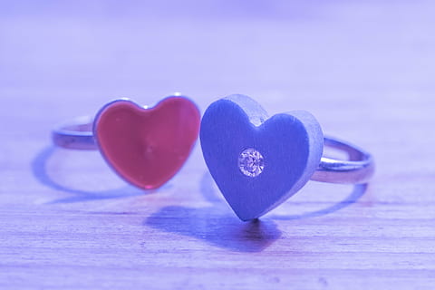 hjerte, ring, engagement, Før, bryllup, kærlighed, sammen, ægteskab, gifte, forbundethed, hjerte ring, strålende, sten-, tak, legetøj, børn ringe, hjerte form, positive følelser, emotion, valentins dag - ferie, romantik, blå, studio skud, tæt på, indendørs, fest, stilleben, mad, selektiv fokusering, slik hjerte, mad og drikke, papir, kopiere plads, slik, besked, blå baggrund, 4K, CC0, offentligt domæne, royaltyfrie