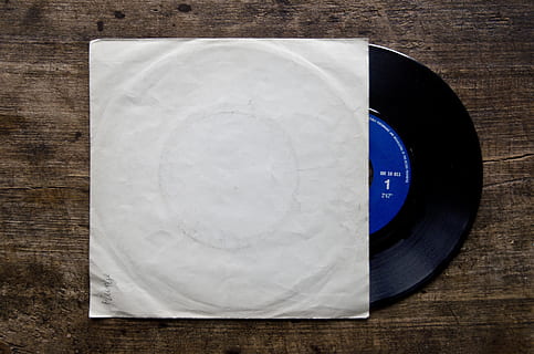 negre, blau, disc de vinil, marró, fusta, superior, negre i blau, vinil blau, registre, disc de gramòfon, disc, 45 rpm, gramòfon, música, retro, vintage, vinil, so, analògic, vell, solter, rpm, en blanc, blanc, plantilla, maqueta, fons, disseny, fons de fusta, directament a sobre, còpia espai, buit, Color blanc, material de fusta, a l'interior, taula, primer pla, natura morta, cap gent, placa, forma geomètrica, paper, cercle, forma, vista d’angle alt, sol objecte, tir de l'estudi, menjar i beguda, senzillesa, 4K, CC0, domini públic, lliure de regalies