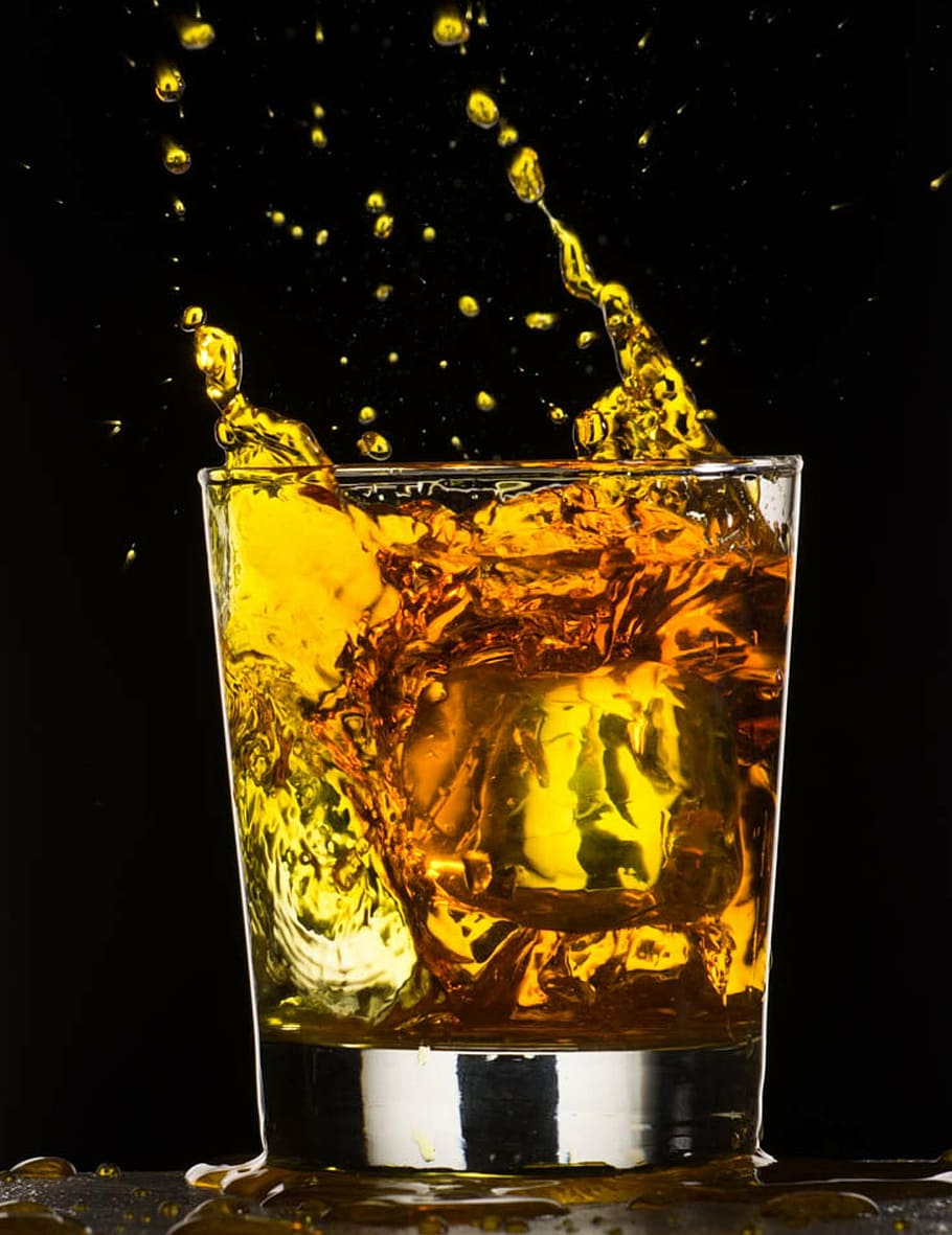 spruzzo, bere, liquido, spruzzi, movimento, far cadere, fluido, bevanda, bicchiere, giallo, alcool, rinfresco, Coca Cola, color oro, nessuno, cocktail, attrezzature domestiche, cibo e bevande, in casa, temperatura fredda, vetro - materiale, avvicinamento, girato in studio, trasparente, freschezza, natura morta, cubetto di ghiaccio, congelato, 1080P