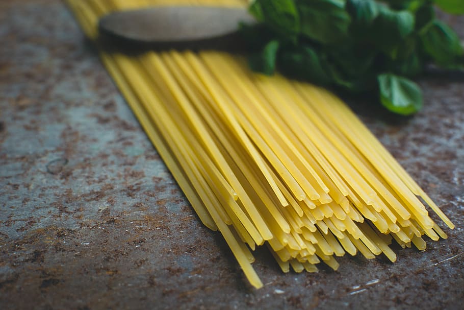 espaguetis de pasta, alfàbrega, fusta, cullera, pasta, espaguetis, Cullera de fusta, primer pla, menjar, cuinar, cultura italiana, sopar, material de fusta, macarrons, aliments crus, menjar i beguda, ingredient, cultures, frescor, alimentació saludable, gourmet, a l'interior, menjar italià, groc, natura morta, taula, cap gent, benestar, preparació, vista d’angle alt, herba, 5K
