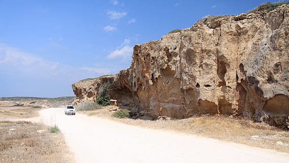 penya-segats, desert, formacions, paisatge, muntanya, parc, rock, gres, pedra, textura, carretera, cotxe, naturalesa, mar, dia, sorra, platja, a l'aire lliure, cel, transport, rock - object, sòlid, escenics - natura, direcció, formació de roca, cap gent, manera de transport, terra, escena no urbana, llum solar, medi ambient, automòbil, el camí a seguir, viatjar, erosionat, 4K, CC0, domini públic, lliure de regalies