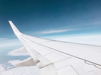 hvid, fly, flyvende, skyer, venstre, passagerflyvinger, dagtimerne, flyfløj, flyvningen, flyve, vinge, Avion, himmel, bkue, Sky, luftfartøj, flyvinger, hvid farve, transportmidler, sky - himmel, transportform, rejse, ingen mennesker, natur, dag, Midt i luften, lav vinkel visning, udendørs, bevægelse, blå, skønhed i naturen, luftfartsindustrien, over, meteorologi, 4K, CC0, offentligt domæne, royaltyfrie