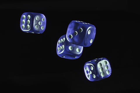 quatre, bleu, dé, noir, Contexte, cube, jeux d'argent, jouer, lumière, cube de verre, gagner, Payer, espérer, dépendance, accro au jeu, profit, des enfants, gesellschaftsspiel, coupé, la prévention, macro, détail, Fermer, rouge, Couleur, transparent, fond noir, nombre, à l'intérieur, prise de vue en studio, personne, illuminé, la communication, forme, Forme géométrique, nature morte, espace de copie, la finance, groupe d'objets, opportunité, représentation, signe dollar, 1080P, CC0, domaine public, libre de droits
