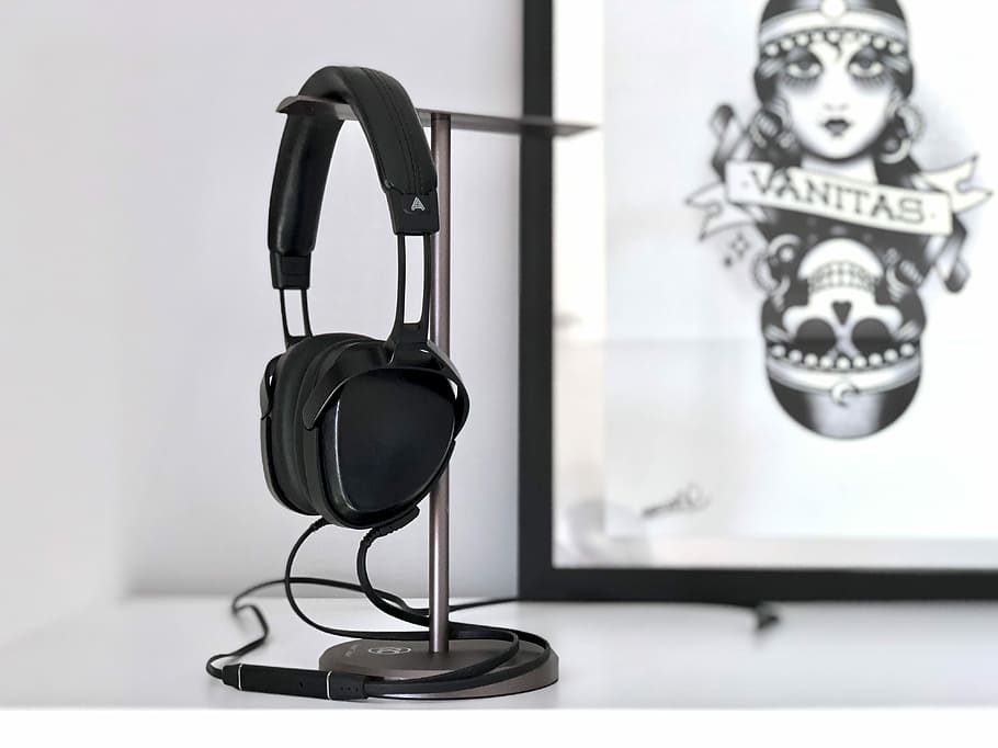 auriculars negres, tecnologia, ordinador, equip, música, auriculars, a l'interior, centrar-se en primer pla, cap gent, color negre, primer pla, temes de fotografia, natura morta, cultura i entreteniment artístic, metall, sol objecte, taula, retrat, riquesa, fet per l'home, objectes fets per l’home, habitació domèstica, instrument musical, luxe, color plata, 4K
