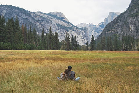Due, persona, seduta, campo d'erba, di fronte, Alpi, attraverso, foresta, giorno, erba, campo, natura, all'aperto, montagna, uomini, persone, paesaggio, Paesaggi, albero, adulto, immagine a colori, donne, catena montuosa, solo adulti, bellezza nella natura, una persona, pianta, scenics - natura, attività di svago, terra, avventura, ambiente, viaggio, vacanze, scena tranquilla, retrovisore, vacanza, 1080P, CC0, dominio pubblico, privo di copyright