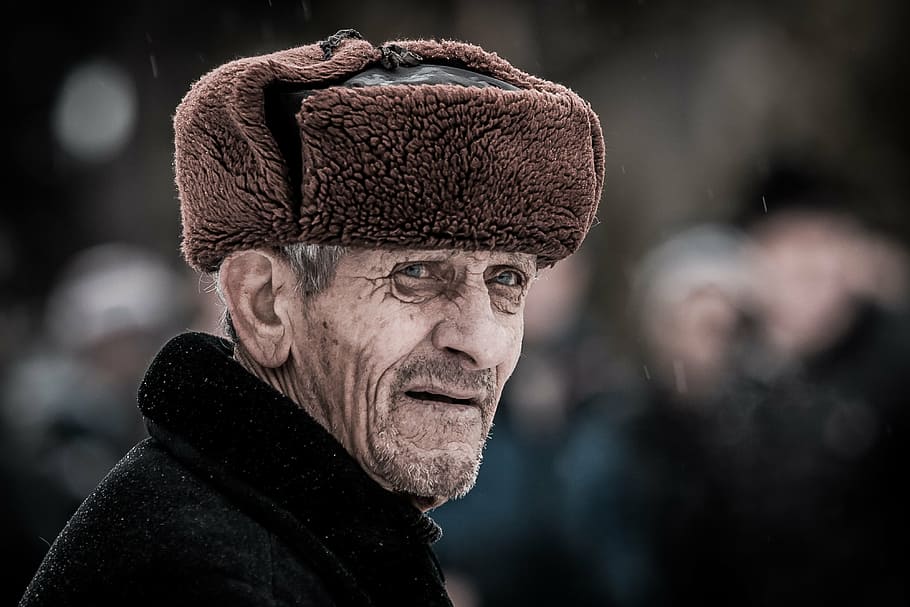 tapa marró masculina, expressió, vell, emocions, experiència, la vida, dolor, càrrega, només adults, tirada al cap, només homes, adult, centrar-se en primer pla, un sol home, adult gran, una persona, gent, retrat, barret, pèl facial, roba, barba, homes, mascles, seriós, primer pla, mirant, contemplació, tristesa, part del cos, Cabells grisos, rostre humà, temes socials, 4K