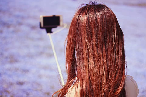 profunditat, fotografia de camp, dona, presa, foto, profunditat de camp, fotografia, dones, mar, a l'aire lliure, femelles, càmera - equip fotogràfic, gent, bonic, ètnia caucàsica, adult jove, bellesa, mirant, una persona, vista del darrere, pèl vermella, temes de fotografia, fotografiar, cabell llarg, tirada al cap, pentinat, cabell, adult, cabell castany, persones reals, retrat, centrar-se en primer pla, activitat d'oci, cabell humà, estils de vida, tecnologia, dia, 1080P, CC0, domini públic, lliure de regalies