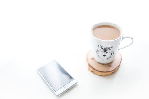 bianca, scrivania, tazza, caffè, mobile, Telefono, dispositivo, mattina, boccale, smartphone, bere, cibo e bevande, rinfresco, tazza di caffè, bevanda calda, sfondo bianco, caffè - bevanda, tè, tè - bevanda calda, tazza di tè, girato in studio, piattino, vasellame, in casa, cibo, nessuno, natura morta, latte macchiato, 5K, CC0, dominio pubblico, privo di copyright
