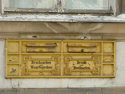 postkasse, gammel, stolpe, rustfri, forvitret, gul, arkitektur, ingen mennesker, meddelelse, tekst, dag, bygget struktur, bygning udvendig, murbygningsfunktion, vestlige script, udendørs, tæt på, bygning, metal, post, historie, fortiden, 4K, CC0, offentligt domæne, royaltyfrie