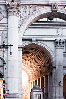 architettonico, fotografia, edificio in pietra, edificio in cemento grigio, architettura, arco, colonne, città, luce, struttura costruita, esterno dell'edificio, giorno, nessuno, storia, il passato, Inquadratura dal basso, costruzione, attrezzatura per l'illuminazione, destinazioni di viaggio, colonna architettonica, all'aperto, viaggio, arcuato, turismo, religione, soffitto, cortile, ornato, 4K, CC0, dominio pubblico, privo di copyright