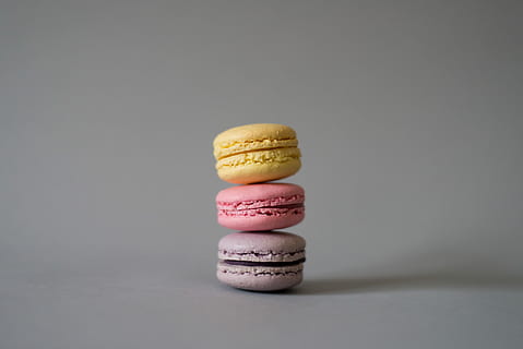 tres macarrons, tres magdalenes, macarró, pila, macaron, pastel, ombra, groc, rosa, porpra, focu suau, mínim, tir de l'estudi, a l'interior, menjar i beguda, menjar, menjar dolç, natura morta, elecció, cap gent, variació, indulgència, llest per menjar, frescor, equilibri, multicolor, gris, primer pla, temptació, cookie, menjar francès, vaixella, 2K, CC0, domini públic, lliure de regalies