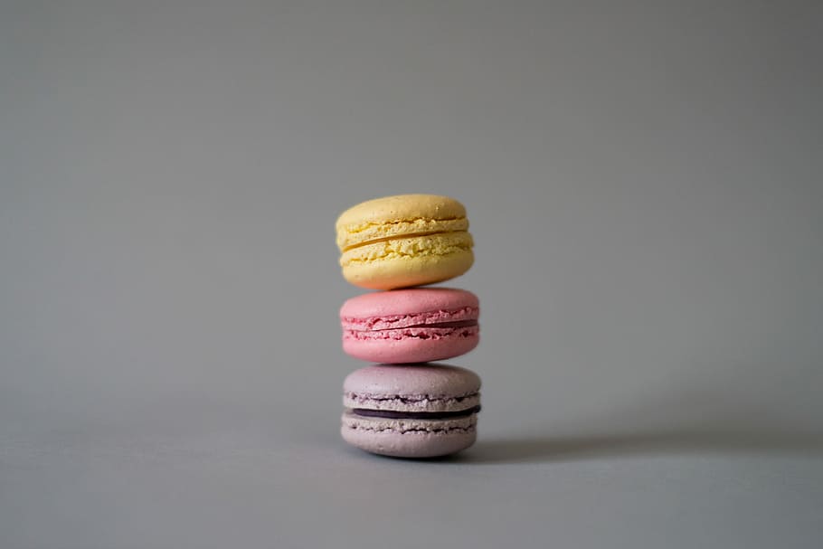 tre amaretti, tre muffin, amaretto, pila, macaron, pastello, ombra, giallo, rosa, viola, soft focu, minimo, girato in studio, in casa, cibo e bevande, cibo, cibo dolce, natura morta, scelta, nessuno, variazione, indulgenza, pronto a mangiare, freschezza, equilibrio, multicolore, grigio, avvicinamento, tentazione, biscotto, cibo francese, vasellame, 2K