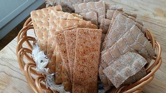 pane, pane duro, stuoia, prima colazione, biscottate, ducato, tavolo, cibo e bevande, cibo, freschezza, in casa, natura morta, pronto a mangiare, avvicinamento, al forno, nessuno, legno - materiale, vista dall'alto, indulgenza, cibo dolce, tentazione, fatti in casa, fetta, dolce, pila, spuntino, 5K, CC0, dominio pubblico, privo di copyright