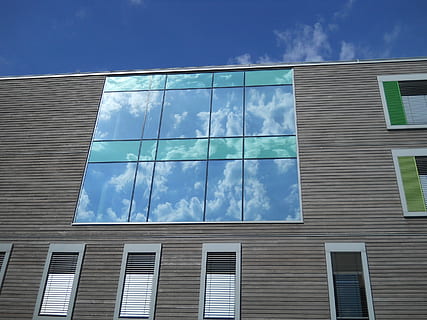 imatge del mirall, cel, edifici, reflexions, arquitectura, modern, vidre, reflexió, façana, estructura construïda, exterior de l'edifici, finestra, núvol - cel, vista d’angle baix, vidre - material, dia, cap gent, blau, naturalesa, ciutat, a l'aire lliure, llum solar, oficina, barri residencial, exterior d’edifici d’oficines, marc de finestra, 2K, CC0, domini públic, lliure de regalies