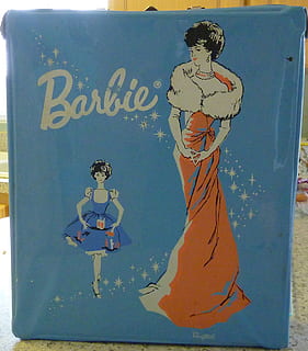 Barbie, sak, dukke, collectable, samling, barn, gave, nåværende, leketøy, fødselsdag, nostalgi, lekebutikk, lykkelig, pike, historisk, kjole, menneskelig representasjon, representasjon, kunst og Håndverk, kreativitet, mannlig likhet, kvinnelig likhet, overfør utskrift, ingen folk, automatisk postproduksjonsfilter, tekst, kommunikasjon, blå, vestlig skript, utendørs, nærbilde, håndverket, natur, veggmaleri, 1080P, CC0, offentlig domene, opphavsrett gratis