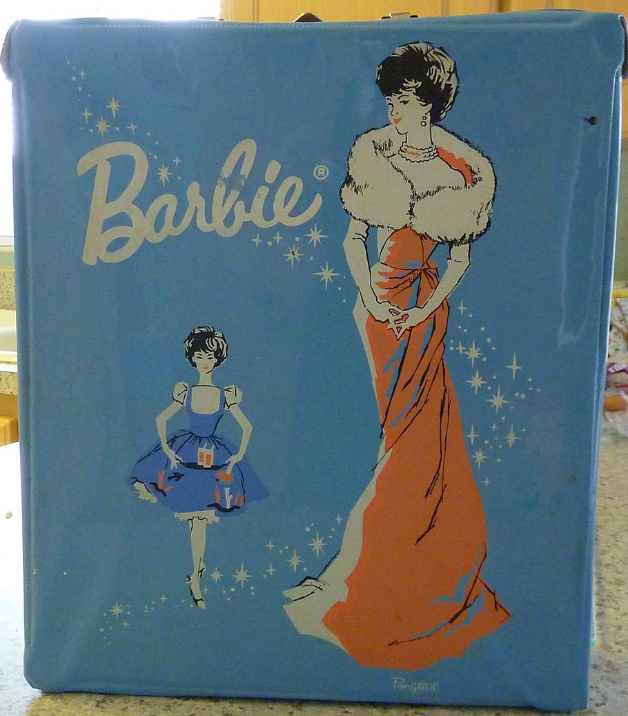 barbie, cas, nina, col·leccionable, col · lecció, nen, nens, regal, present, joguina, aniversari, nostàlgia, botiga de joguines, feliç, noia, històric, vestit, representació humana, representació, art i artesania, creativitat, semblança masculina, semblança femenina, transferir impressió, cap gent, filtre de producció automàtica, text, comunicació, blau, guió occidental, a l'aire lliure, primer pla, artesania, naturalesa, mural, 1080P