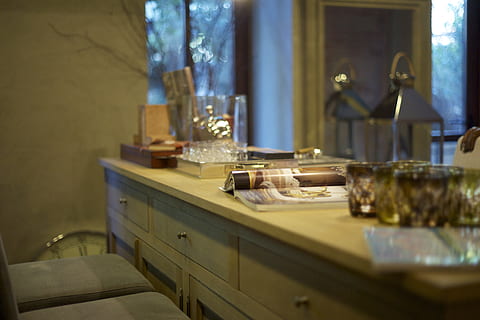 bord, hjem, dekorative, indretning, møbel, design, farve, produkt foto, baggrund, dekoration, smuk, interiørarkitektur, stil, souvenir, ingen, sammensætning, gave, arkitektur, fancy, fotografering, ingen mennesker, indendørs, mad og drikke, hjemlige værelse, stilleben, husholdningsudstyr, mad, hjem interiør, selektiv fokusering, dag, plade, køkken, køkkenbord, beholder, belyst, forretning, fravær, glas, indstilling, luksus, porcelæn, 5K, CC0, offentligt domæne, royaltyfrie
