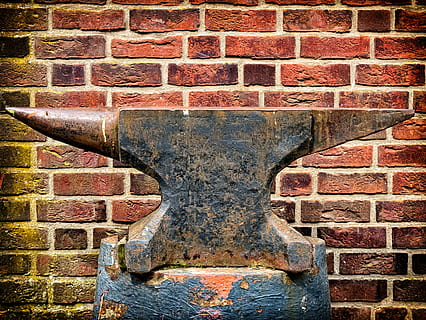 ambolt, jern, grovsmed, håndværk, metal, smede, hårdt, værktøj, gammel, væg, rød, mursten, murstens væg, mønster, arkitektur, murbygningsfunktion, bygget struktur, Kunst og håndværk, ingen mennesker, tekstureret, kreativitet, tæt på, dag, fuld ramme, bygning udvendig, forvitret, baggrunde, menneskelig repræsentation, kørt ned, 4K, CC0, offentligt domæne, royaltyfrie