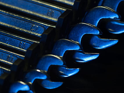moersleutel, reeks, hulpmiddelen, macro, een set sleutels, metaal, zilver, staal, blauw, structuur, techniek, detailopname, binnenshuis, machinerie, uitrusting, geen mensen, onderdeel van de machine, technologie, industrie, bedrijf, studio opname, verbinding, stilleven, muziek-, aantal, door de mens gemaakt object, communicatie, veiligheid, kunst en ambacht, zwarte achtergrond, 2K, CC0, publiek domein, royaltyvrij