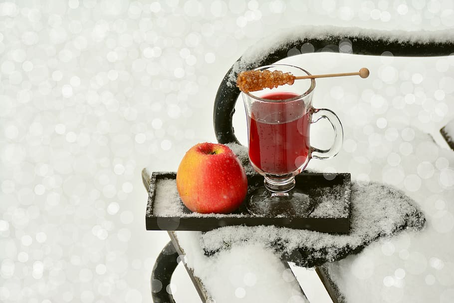 klar, Glasfußbecher, rot, Apfel, schwarz, hölzern, Eis, bedeckt, Tablett, Winter, Schnee, Getränk, Glas, Früchtetee, Immunsystem, gesund, Gesundheit, Tee, Winterstimmung, Teetasse, Heilung, Advent, schneebedeckt, Bank, eingeschneit, kalte Temperatur, Essen und Trinken, keine Leute, Lebensmittel, Obst, Weihnachten, Frische, gesundes Essen, Natur, schneit, Tag, Feier, Nahansicht, gefroren, Urlaub, 5K
