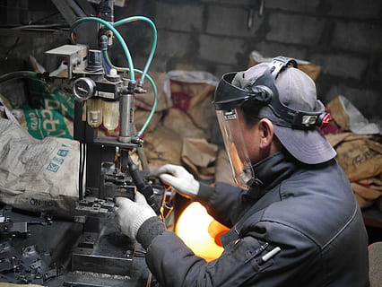 soudage, souder, place, En traitement, Hommes, Occupation, travail, industrie, protection, métal, vêtements de travail de protection, casque, en portant, personnes, couvre-chef, équipement, à l'intérieur, usine, Vrais gens, machinerie, Sécurité, équipement de fabrication, industrie métallurgique, uniforme, 4K, CC0, domaine public, libre de droits