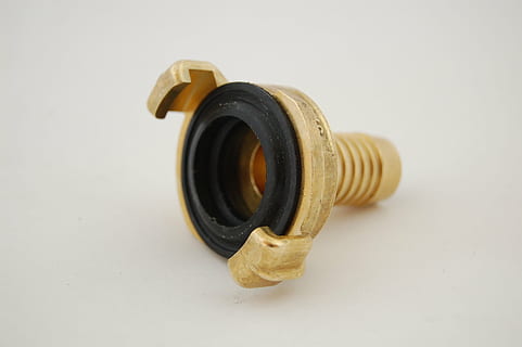 geka, plug, messing, uitrusting, studio opname, witte achtergrond, binnenshuis, geen mensen, detailopname, stilleven, uitknippen, kopie ruimte, enkel object, spoel, door de mens gemaakt, industrie, door de mens gemaakt object, geel, opgerold, plakband, hoge hoekmening, tafel, bescherming, 2K, CC0, publiek domein, royaltyvrij