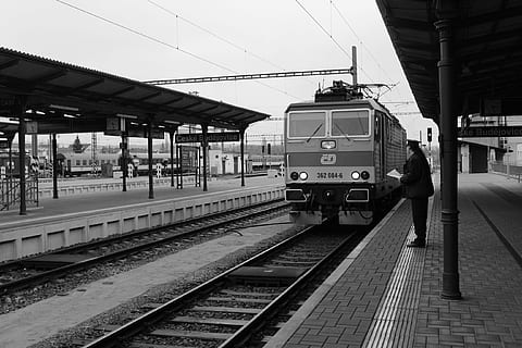 tog, sti, hold op, bohemia, tog, sti, sydlige bohemier, spore, station, lokomotiv, morgen, jernbanespor, jernbanestation platform, transportmidler, tog - køretøj, jernbanetransport, jernbanestation, transportform, offentlig transport, arkitektur, rigtige mennesker, bygget struktur, herrer, kabel, dag, land køretøj, tilfældige mennesker, rejse, elektricitet, udendørs, venter, Strømforsyning, platform, jernbanevogn, 2K, CC0, offentligt domæne, royaltyfrie