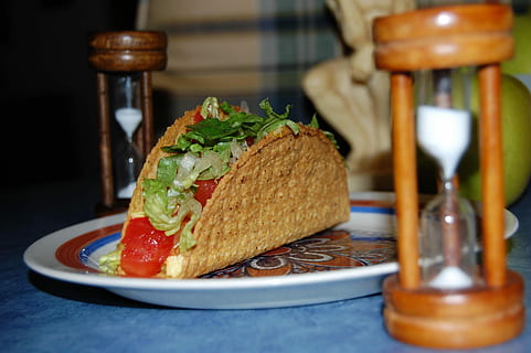 kokta, tacos, tallrik, taco, tid, tid igen, taco, tid, igen, mat och dryck, inget folk, mat, inomhus, smörgås, tabell, klar att äta, friskhet, närbild, bröd, fortfarande liv, snabbmat, burger, vegetabiliska, restaurang, äta nyttigt, tomat, fokusera på förgrunden, selektiv fokusering, måltid, hamburgare, glas, frukost, 2K, CC0, offentligt domän, royaltyfria