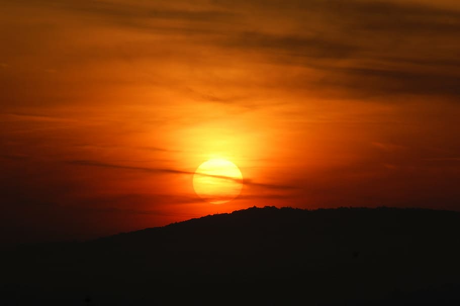 silueta, muntanya, posta de sol, solar, eclipsi, fosc, llum solar, lluna, cel, núvols, naturalesa, sol, escenics, bellesa a la natura, cel dramàtic, color taronja, majestuós, escena tranquil·la, escenics - natura, tranquil·litat, idíl·lic, núvol - cel, cap gent, por, medi ambient, estat d'ànim atmosfèric, a l'aire lliure, brillant, cel romàntic, 2K