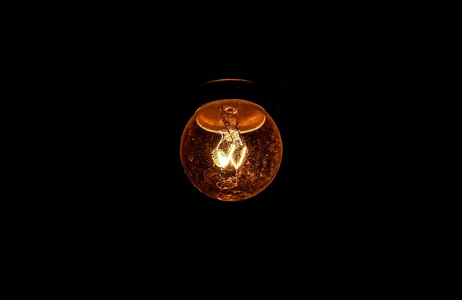 bombeta, bombeta incandescent, filament, tabitha, districte, llum, la foscor, brillant, còpia espai, equips d’il·luminació, electricitat, a l'interior, cap gent, tir de l'estudi, fons negre, il·luminat, fosc, primer pla, vidre - material, habitació domèstica, habitació fosca, sol objecte, llum elèctrica, vista d’angle baix, Font d'alimentació, equipament elèctric, 5K