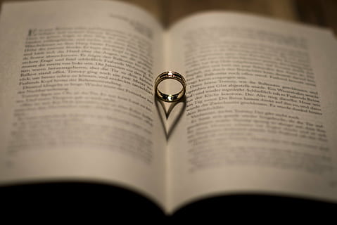 zilverkleurige ring, zier, geopend, boek, huwelijk, ring, schaduw, trouwring, hart-, lezen, trouwen, religie, Bijbel, geestelijkheid, Christendom, publicatie, Open, tekst, geen mensen, liefde, sieraden, detailopname, binnenshuis, selectieve aandacht, stilleven, pagina, positieve emotie, hart vorm, papier, twee objecten, emotie, viering, 1080P, CC0, publiek domein, royaltyvrij