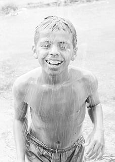 barn, spille, regn, smilende, lykke, en person, emotion, forfra, portræt, kigger på kameraet, toothy smil, barndom, tænder, taljen op, fritidsaktivitet, rigtige mennesker, glad, bar overkrop, drenge, jord, udendørs, uskyld, frisure, 4K, CC0, offentligt domæne, royaltyfrie