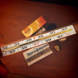 temperatur, termometer, temperatur, termometer, forkølelse, influenza, medicin, sundhedspleje og medicin, papirvaluta, ingen mennesker, tæt på, indendørs, menneskelig hånd, menneskelig kropsdel, en person, nummer, meddelelse, hånd, tekst, bord, høj vinkel visning, vestlige script, kropsdel, bedrift, selektiv fokusering, rigtige mennesker, finger, 1080P, CC0, offentligt domæne, royaltyfrie