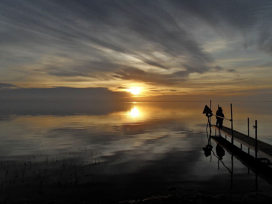 danmark, posta de sol, aigua, núvols, mar, oceà, moll, cel, escenics - natura, núvol - cel, bellesa a la natura, tranquil·litat, reflexió, escena tranquil·la, naturalesa, platja, color taronja, terra, idíl·lic, sol, silueta, escena no urbana, a l'aire lliure, 2K