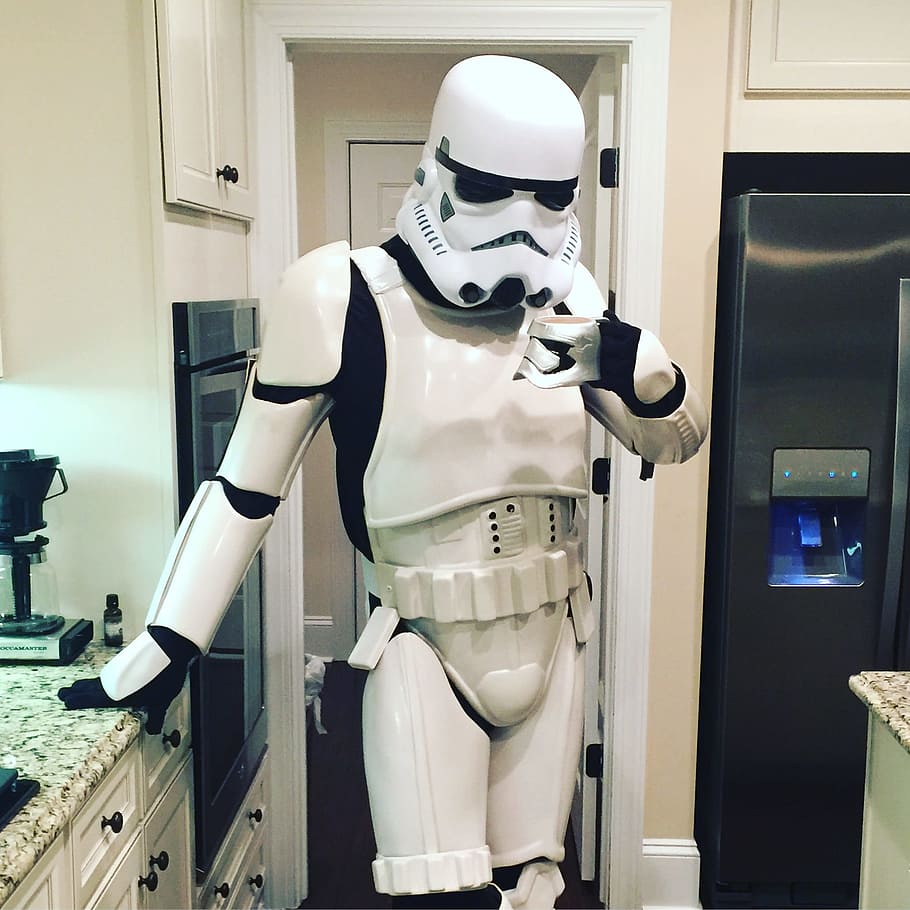 Stormtrooper, cafè, divertit, gent, homes, maquinària, tecnologia, a l'interior, cyborg, recerca, casc, representació humana, representació, disfressar-se, maniquí, màscara, roba, persones reals, de peu, seguretat, protecció, ocupació, màscara - disfressa, uniforme, 1080P