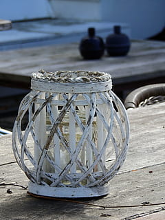lanterna, windlight, luminária, deco, decoração, luz de velas, gartendeko, lâmpada pendurada, lâmpada a óleo, mesa, ninguém, de praia, agua, ao ar livre, dia, fechar-se, ainda vida, focar em primeiro plano, madeira - material, recipiente, natureza, mar, pilha, garrafa, vidro - material, terra, esfera, 4K, CC0, domínio público, royalty free