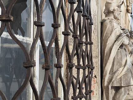 Fenster, alt, Gitter, altes Fenster, historisch, die Architektur, verwittert, beenden, Gebäude, Holzfenster, Wand, Fensterrahmen, altes Gebäude, romantisch, Eisen, Zuhause, rustikal, Österreich, Mostviertel, historische Heimat, historische Erhaltung, keine Leute, Tag, gebaute Struktur, die Vergangenheit, Geschichte, Metall, verlassen, Holz - Material, Kunst und Handwerk, Nahansicht, Kreativität, beschädigt, menschliche Darstellung, Wandbau - Funktion, Gebäudehülle, Sonnenlicht, draußen, 4K, CC0, gemeinfrei, lizenzfrei