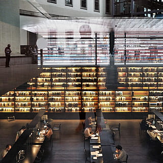pensar, home, portar, gris, camisa de vestir, assegut, negre, cadira, endins, habitació, biblioteca, llibres, finestra, reflexió, edifici, arquitectura, persones reals, a l'interior, prestatge, grup de persones, dones, vidre - material, homes, negocis, llibre, adult, estructura construïda, gent, prestatge per a llibres, taula, publicació, ciutat, modern, 4K, CC0, domini públic, lliure de regalies