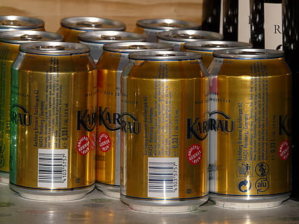 blikjes, drinken, dranken, dorst, blikjes bier, doos, binnenshuis, houder, geen mensen, tekst, eten en drinken, fles, westers schrift, glas - materiaal, stilleven, detailopname, communicatie, in een rij, voedsel, pot, bestellen, huiskamer, keuze, kleinhandel, transparant, variatie, 2K, CC0, publiek domein, royaltyvrij