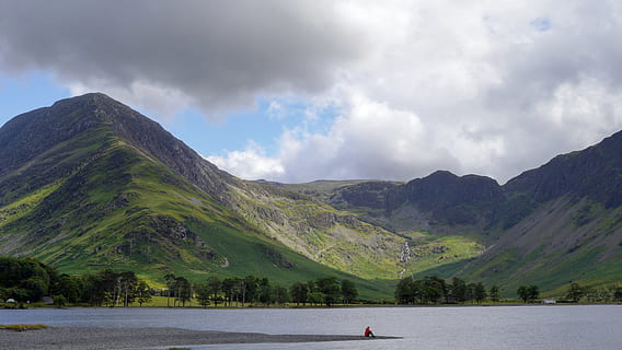 Góra, krajobraz, woda, jezioro, podróżować, na dworze, cumbria, Pojezierze, Chmura, chmura - niebo, niebo, scenics - natura, pasmo górskie, Natura, transport, środowisko, piękno natury, wylądować, cele podróży, Droga, dzień, roślina, turystyka, szczyt górski, 4K, CC0, domena publiczna, darmowe zdjęcia