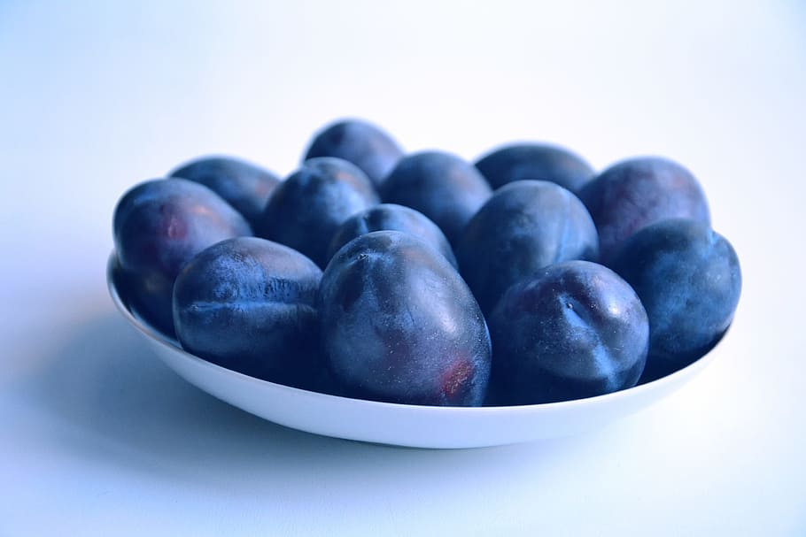 bol de nabius, pruna, fruita, estiu, primer pla, menjar, naturalesa, vitamines, color blau, blau, porpra, dolç, collita, nutrients, nutrició, deliciós, brillant, menjar i beguda, frescor, benestar, alimentació saludable, tir de l'estudi, bol, a l'interior, cap gent, natura morta, fruites de baies, gran grup d'objectes, estil de vida saludable, nabiu, color negre, aliments crus, madur, fer dieta, 4K